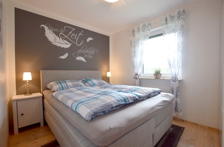 das Schlafzimmer im EG mit Boxspringbett