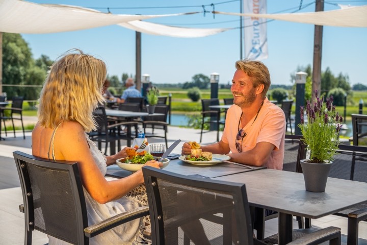 mit Außenterrasse und Blick auf die Marina