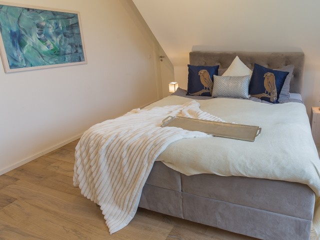 Schlafzimmer eins mit Doppelbett
