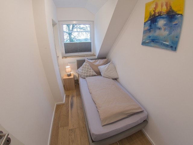 Kleines Schlafzimmer mit Einzelbett
