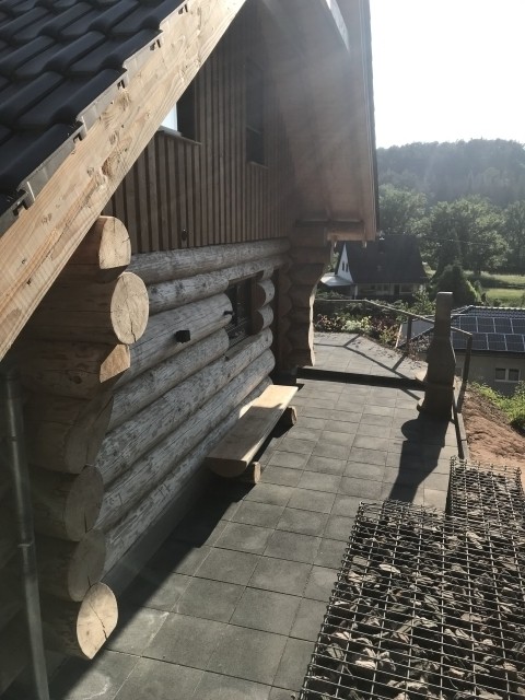 Seitliche Terrasse mit Grill
