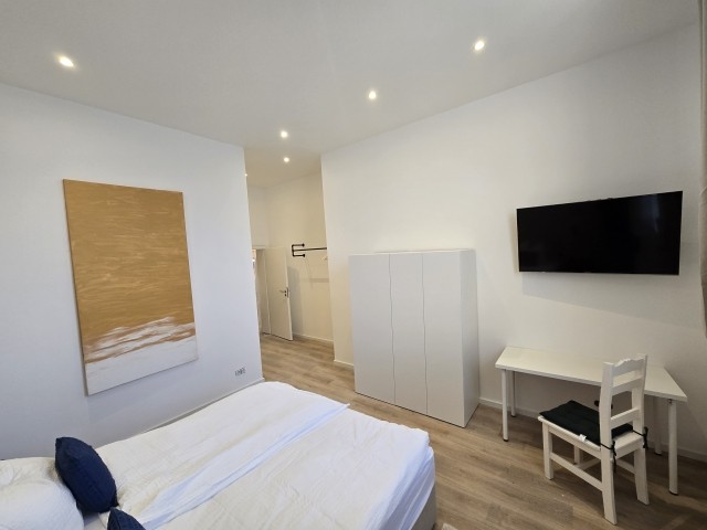 Schlafzimmer I, Doppelzimmer mit Schreibtisch, TV und Kleiderschrank