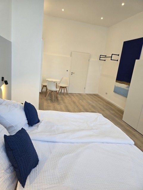 Schlafzimmer II mit Schreibtisch, TV,  Garderobe 