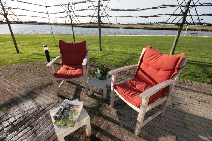 Garten mit terrasse am Wasser