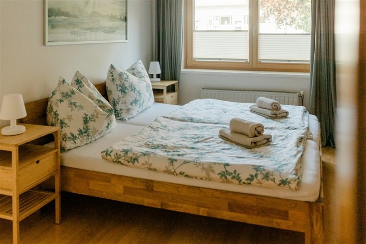 Schlafzimmer 1