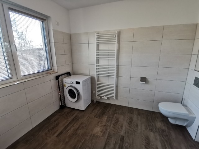 Im Badezimmer ist eine Waschmaschine