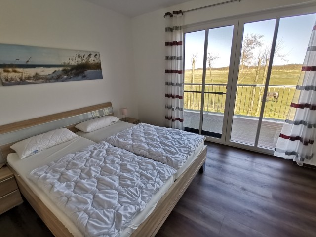 Schlafzimmer zwei mit Blick auf die Zingster Wiesen