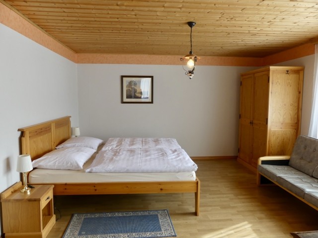 Schlafzimmer Nr. 2 mit Zugang zum Garten
