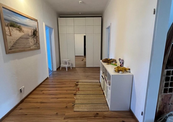 Flur mit Kleiderschrank Spieleregal für Kinder