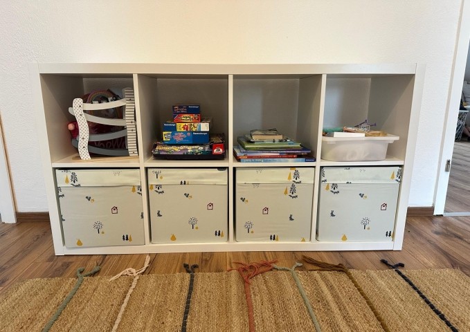 Spieleregal für Kinder (Spielzeug wechselt immer mal)