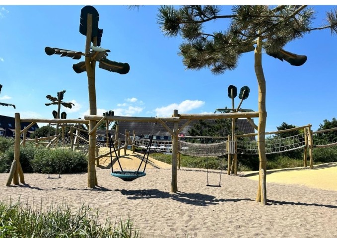 Kinderspielplatz vor der Tür