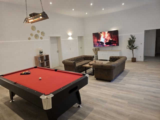 Wohnzimmer mit 85 Zoll TV