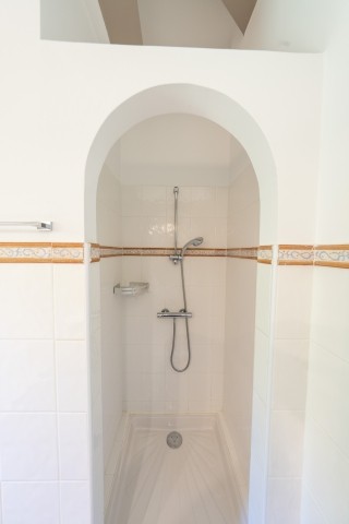 Dusche des Himmelbettzimmers