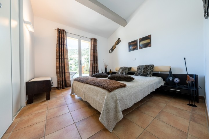 Afrikazimmer mit Ausgang zur Terrasse 