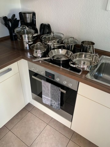 umfangreiche Kochutensillien