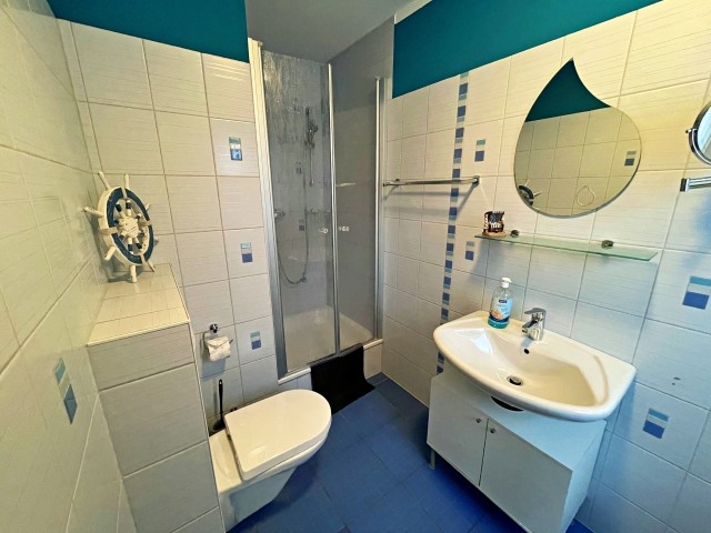 Tageslicht-Bad mit DU/WC