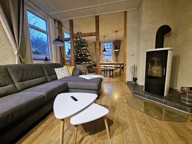 Wohnzimmer mit Blick ins Esszimmer