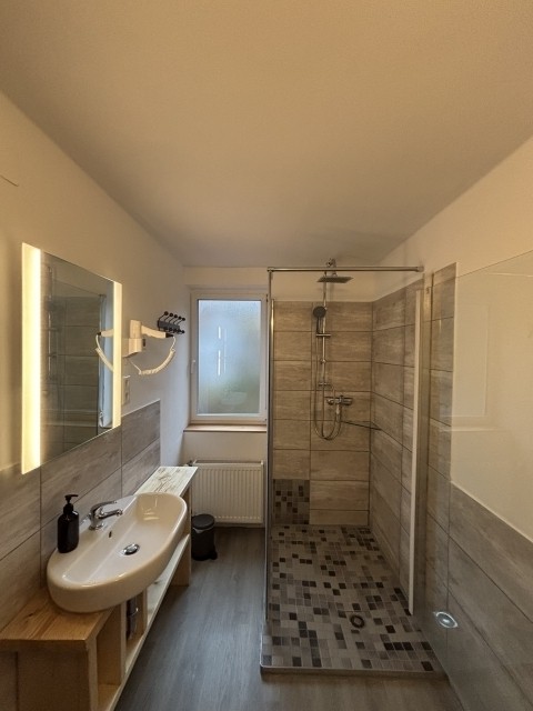 Badezimmer Nr. 3 mit Waschbecken, WC und Dusche im 1. OG