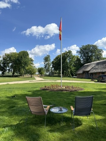 HOUE Gartenmöbel kombinieren skandinavisches Design mit hochwertigen Materialien und nachhaltiger Produktion