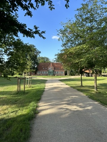 Eine lange Allee führt zum Hof