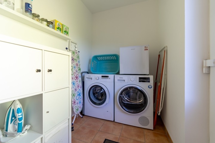HWS Raum mit Waschmaschine, Trockner und kleinem Gefrierschrank