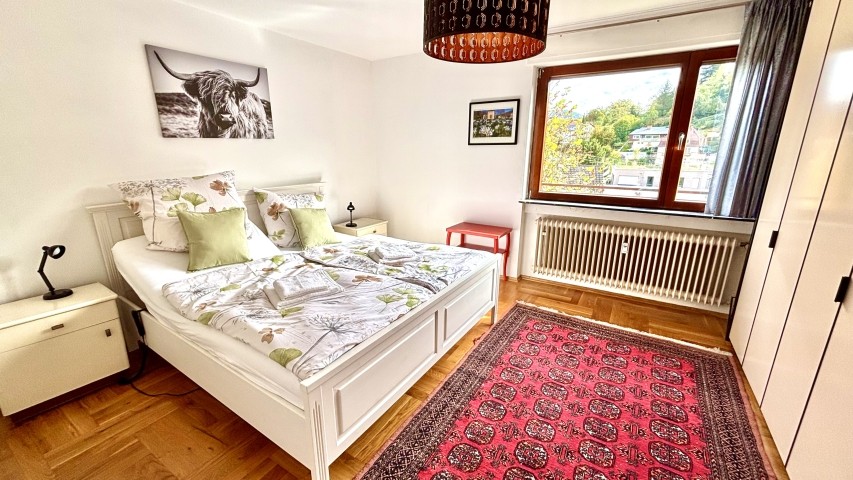 Schlafzimmer mit großem Bett 