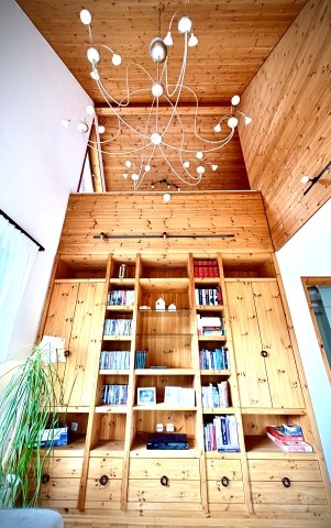 Wohnzimmer mit Blick auf die offene Galerie