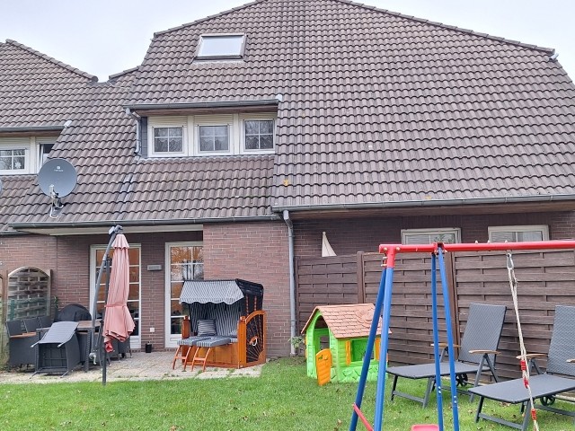 Blick vom eingezäunten Garten zum Haus 