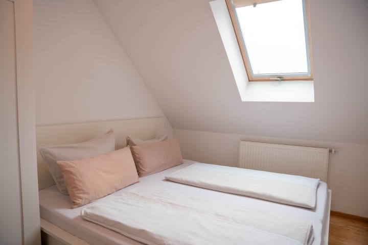 Schlafzimmer 1  Bett = 180 x 200  OG