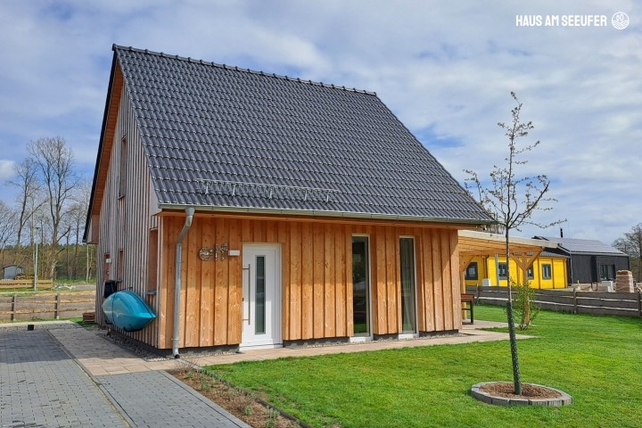 Hausansicht Rückseite und Parkplatz