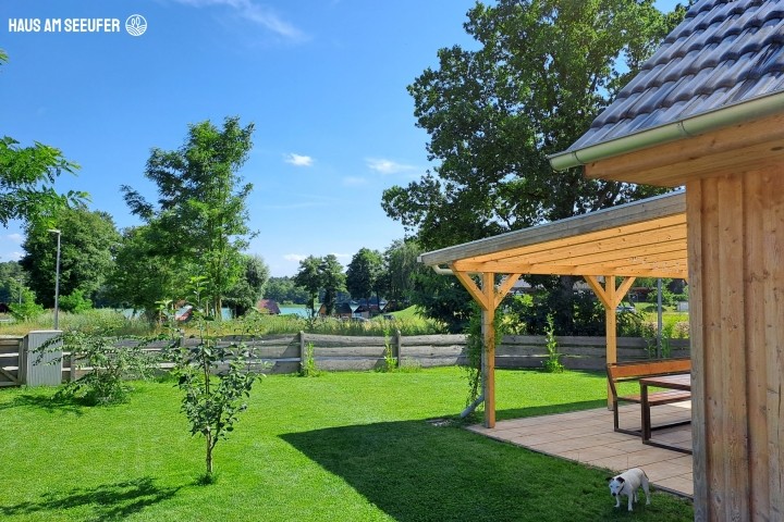 umzäunter Garten mit Seeblick