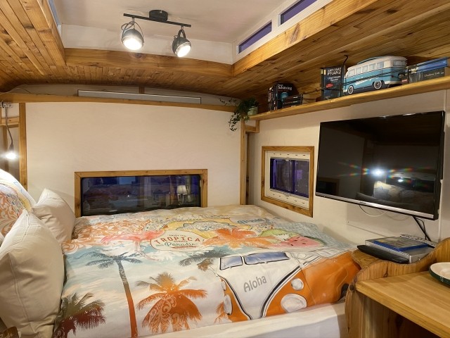 Doppelbett mit Flachbild TV
