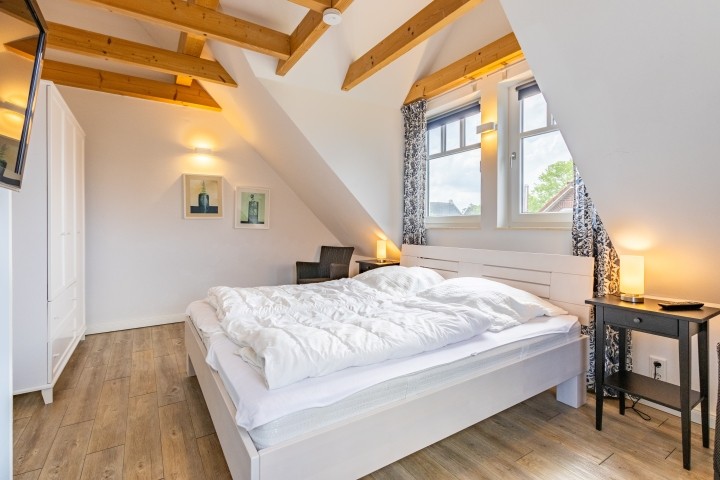 Schlafzimmer (Doppelbett 180x200cm) mit Fernseher