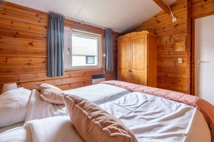 Schlafzimmer 1 mit Doppelbett und Kleiderschrank