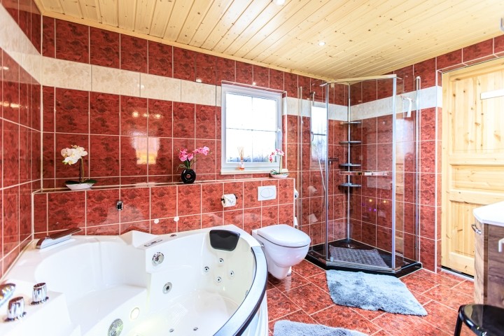 Badezimmer mit Whirlpool, Dusche, WC