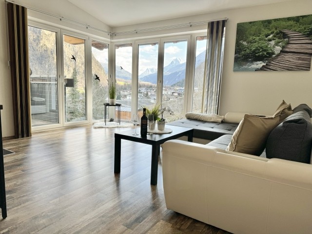 großes Wohnzimmer mit herrlichem Ausblick