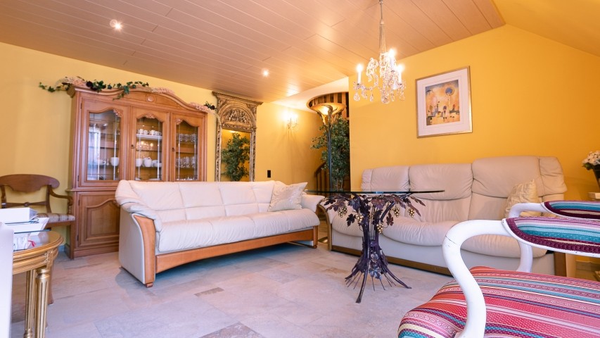 Wohnzimmer mit Balkon