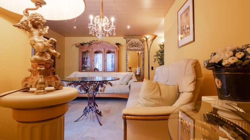 Wohnzimmer mit Balkon