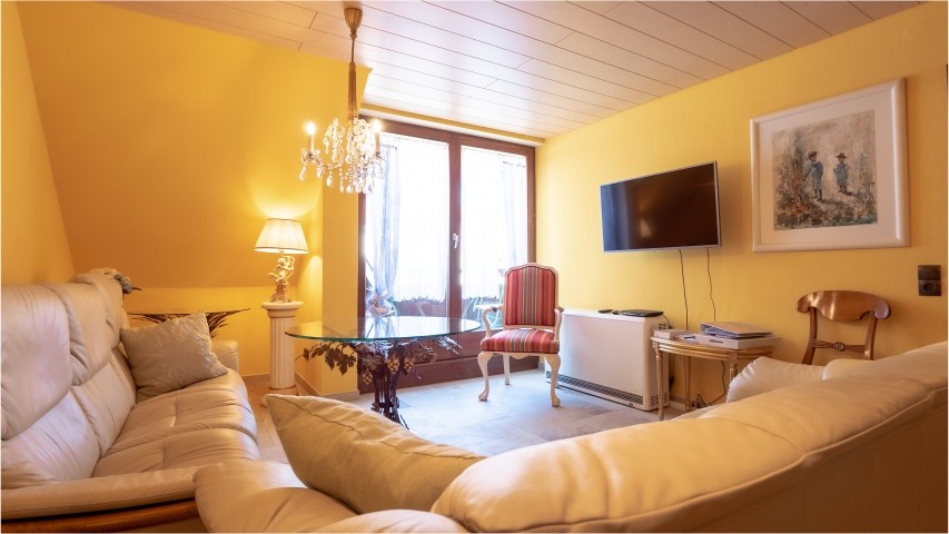 Wohnzimmer mit Balkon