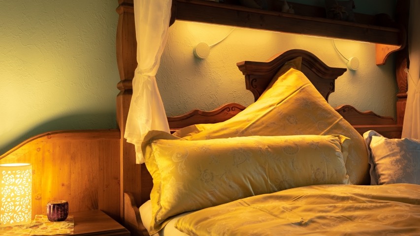 Schlafzimmer 1 mit Himmelbett
