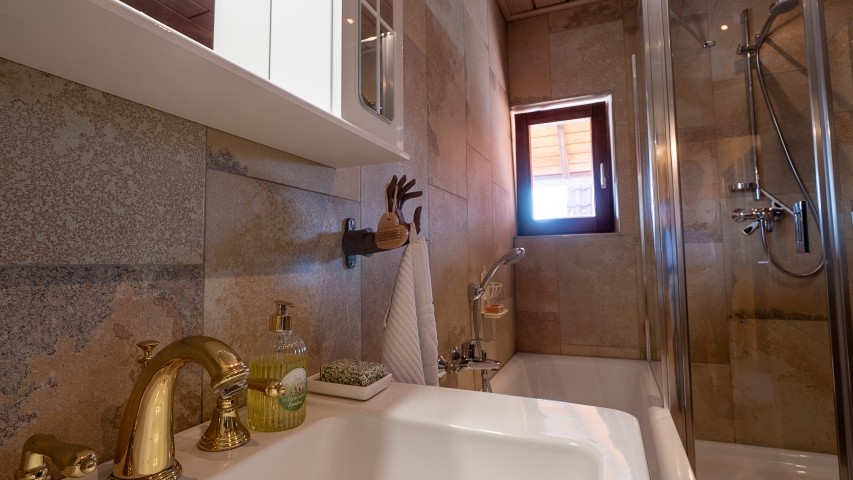 Badzimmer mit Dusche, Badewanne, WC, Bidet