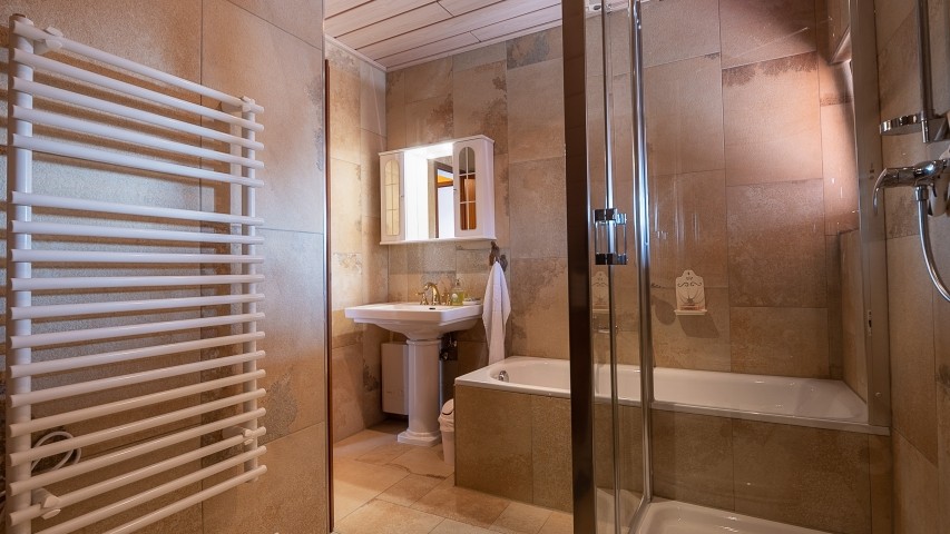 Badzimmer mit Dusche, Badewanne, WC, Bidet