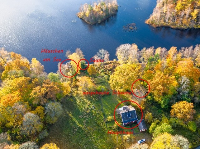 Überblick über alle Gebäude auf dem großen Grundstück