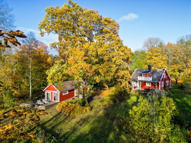 Links die ausgebaute Scheune, recht das größere Haupthaus