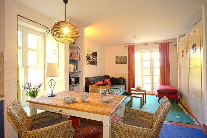 Blick durch das Appartement; rechts die (hochgeklappten) Schrankbetten