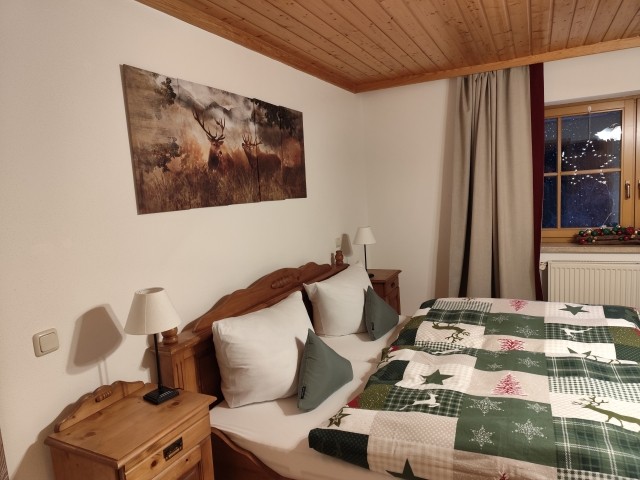 Familienschlafzimmer mit Etagenbett und Babybett