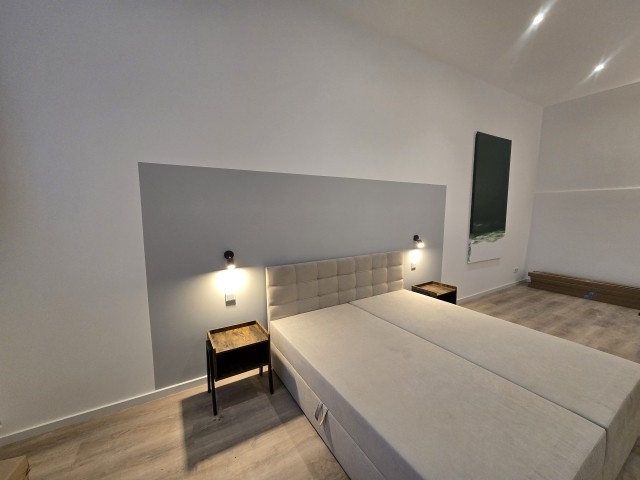 Schlafzimmer 5, mit Doppelbett, Schreibtisch, Kleiderschrank, Sitzecke und TV