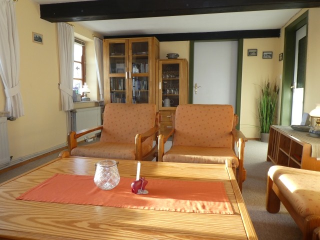 Wohnzimmer mit Bücherschrank