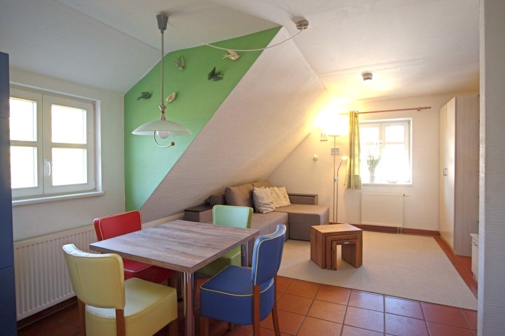 Der freundlich-farbige Wohnraum (obere Wohnung)
