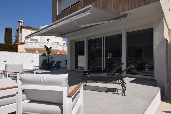 Teilüberdachte Terrasse mit: Markise